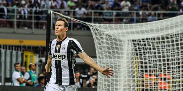 Lichtsteiner Kemungkinan Tinggalkan Juventus Akhir Musim Ini